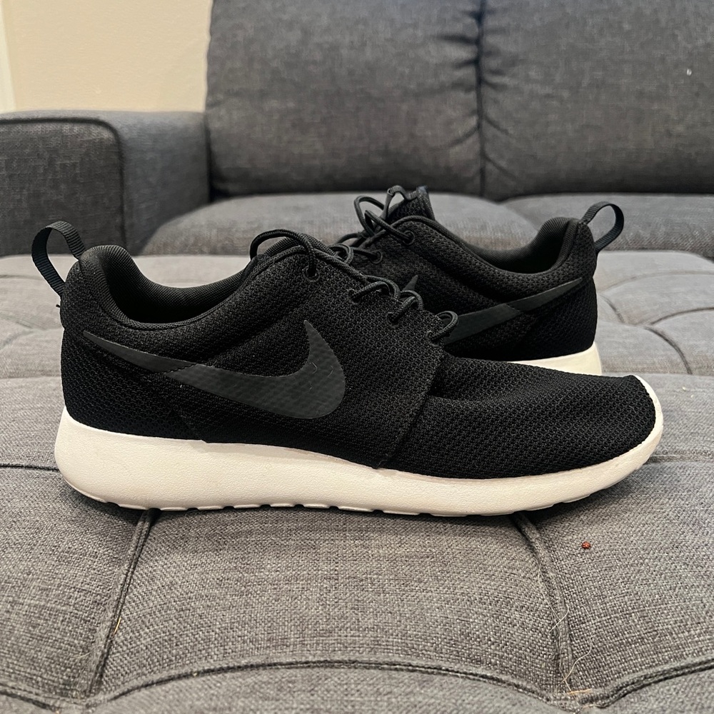 Nike Roshe One – Black/White, Size 10.5